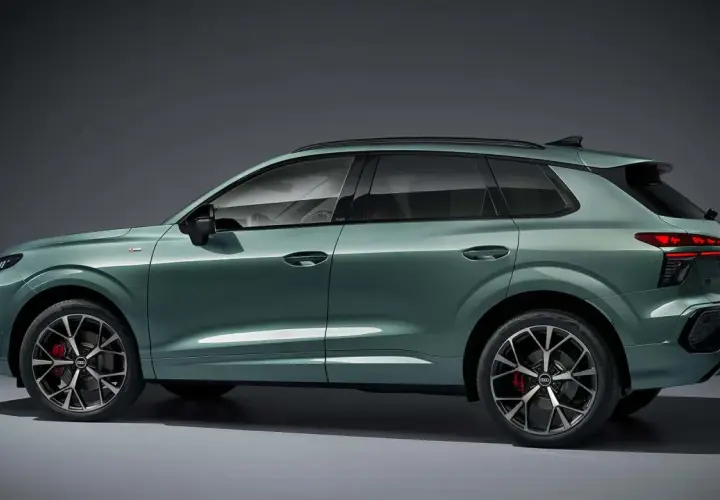 Zielony Audi Q3 z profilu, pokazujący jego sportowy design i eleganckie linie. Poznaj audi q3 wymiary i możliwości tego SUV-a.