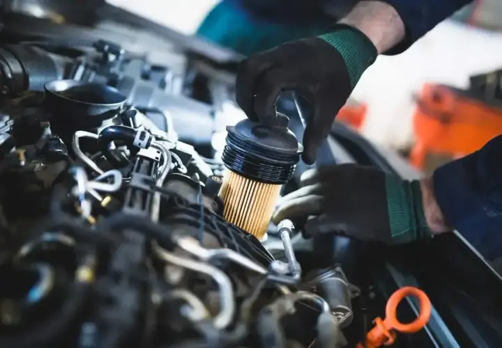 Mechanik wymienia filtr paliwa w silniku. Pamiętaj, co ile wymieniać filtr paliwa, by auto działało sprawnie.