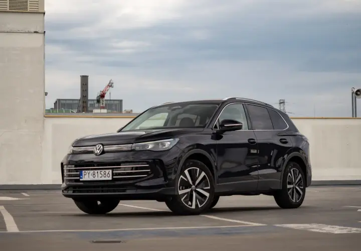 Czarny Volkswagen Tiguan na parkingu. Wiele osób szuka volkswagen tiguan opinie przed zakupem.