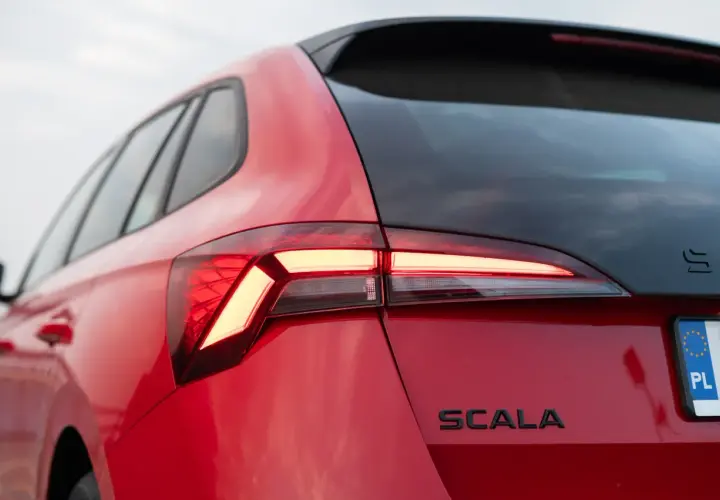 Czerwona Skoda Scala z nowoczesnymi światłami LED. Wiele pozytywnych skoda scala opinie potwierdza jej atrakcyjność.