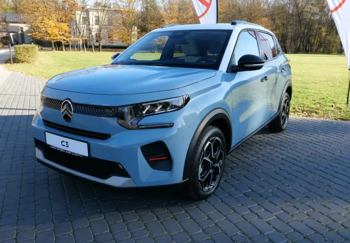 Błękitny Citroen C3 na brukowanym podjeździe. Wiele osób szuka **Citroen C3 opinie** przed zakupem.