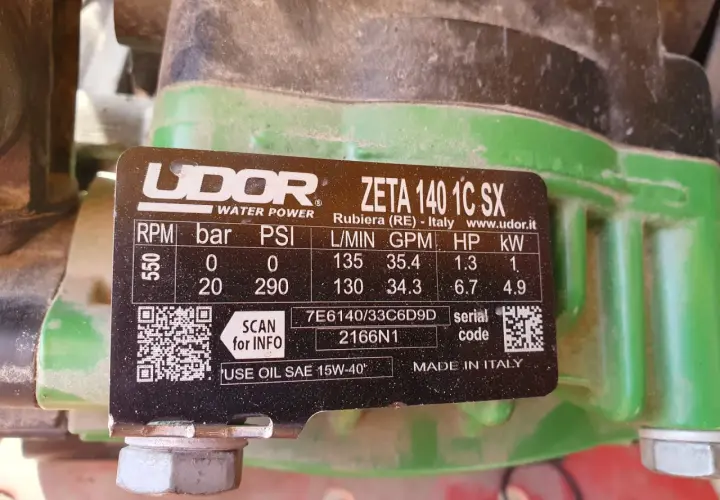 Tabliczka znamionowa pompy UDOR ZETA 140 1C SX. Informuje, jaki olej do pompy opryskiwacza: SAE 15W-40.