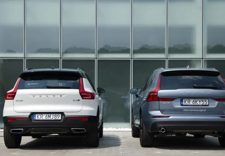 Dwa SUV-y Volvo: białe XC40 i szare XC60. Porównanie ich tyłu i rozmiarów.