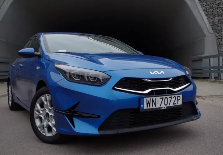 Niebieski Kia Ceed z nowoczesnym designem, idealny do miasta. Sprawdź nasze kia ceed opinie!