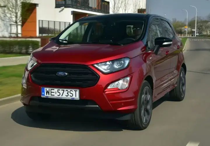 Czerwony Ford Ecosport na drodze. Wiele osób szuka ford ecosport opinie przed zakupem.