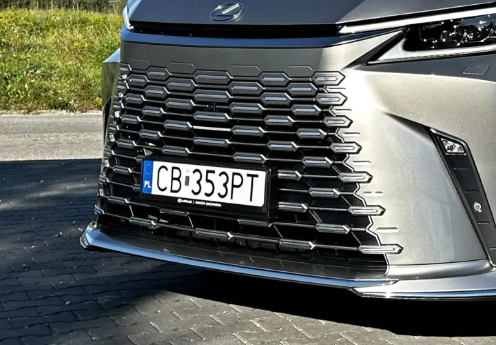 Przód samochodu Lexus z charakterystycznym grillem i tablicą rejestracyjną CB 353PT.