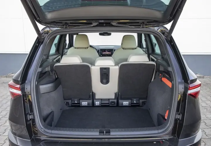 Bagażnik Skoda Karoq, widok od tyłu. Tylne siedzenia złożone, ukazujące przestrzeń bagażową. Sprawdź skoda karoq wymiary, by poznać możliwości przewozowe.