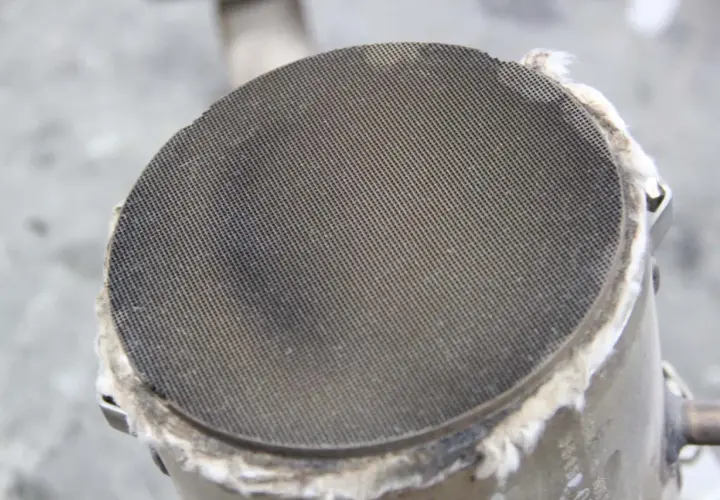 Siatka filtra cząstek stałych (DPF). To właśnie dpf co to jest, odpowiada za oczyszczanie spalin z sadzy.