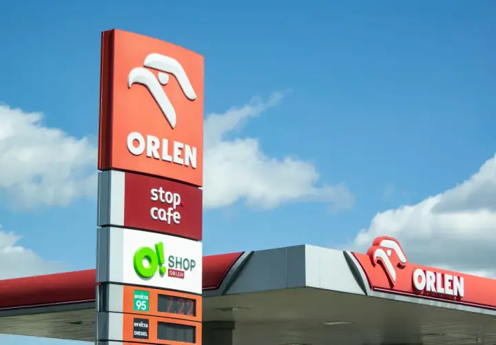 Słup z logo ORLEN i cenami paliw. Idealna okazja na orlen promocja na paliwo!