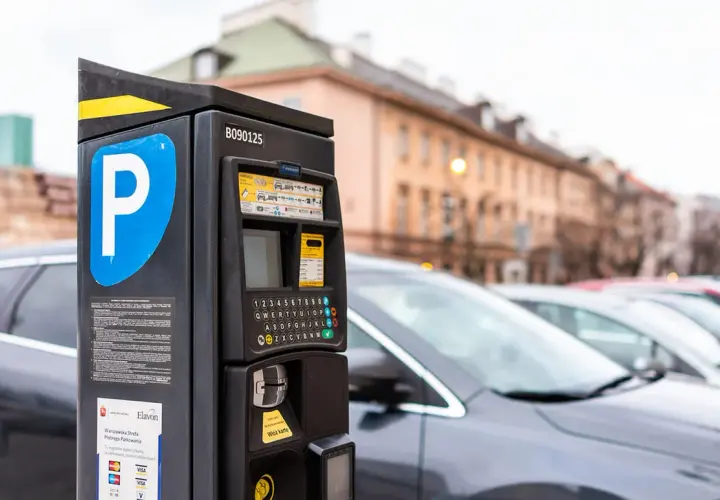 Ile zapłacisz za parkowanie na chodniku? Mandaty i kary w Polsce