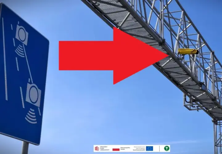 Niebieski znak informuje o odcinkowym pomiarze prędkości S7. Czerwona strzałka wskazuje na żółtą kamerę zamontowaną na konstrukcji nad drogą.