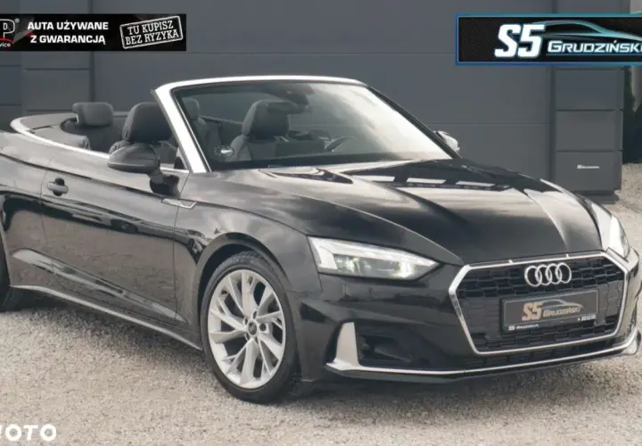Czarny kabriolet coupe z otwartym dachem, gotowy na letnie przejażdżki. Elegancki i sportowy.