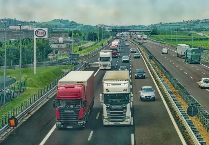 Autostrady pełne ciężarówek, jak na przykładzie z logo Esso. To obrazek pokazujący ruch drogowy, gdzie można zobaczyć, co to jest kabotaż.