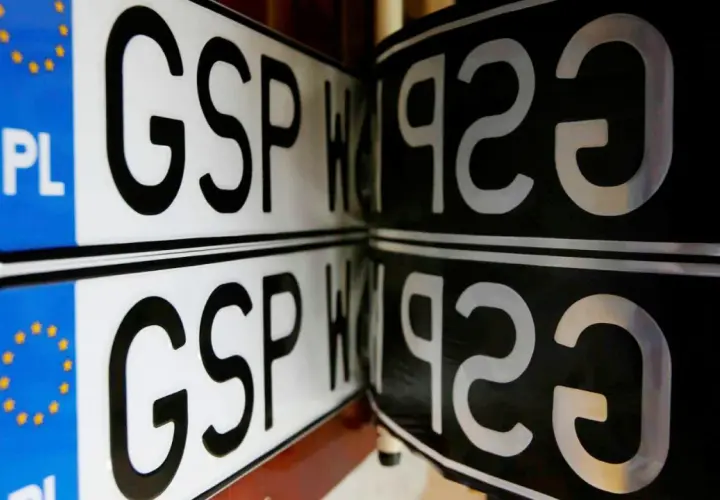 Dwie tablice rejestracyjne, jedna biała z PL i gwiazdkami UE, druga czarna. Litery GSP i cyfry 192.