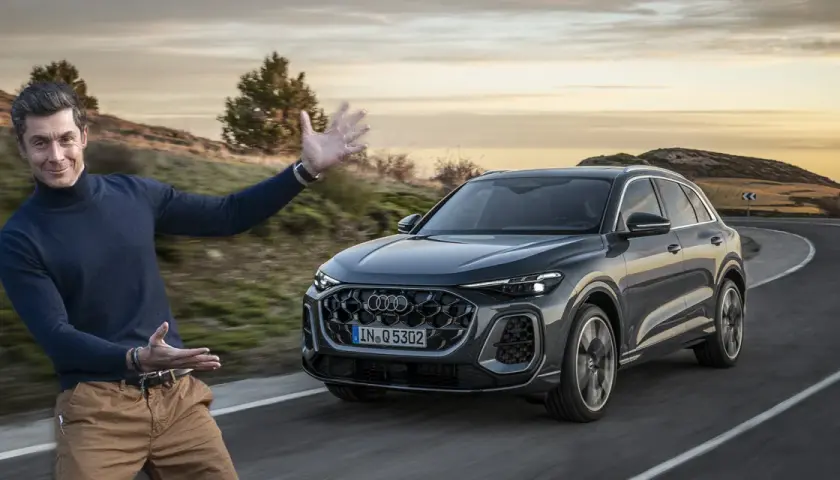 Mężczyzna prezentuje Audi Q5, podkreślając jego imponujące audi q5 wymiary. Jazda po malowniczej drodze o zachodzie słońca.