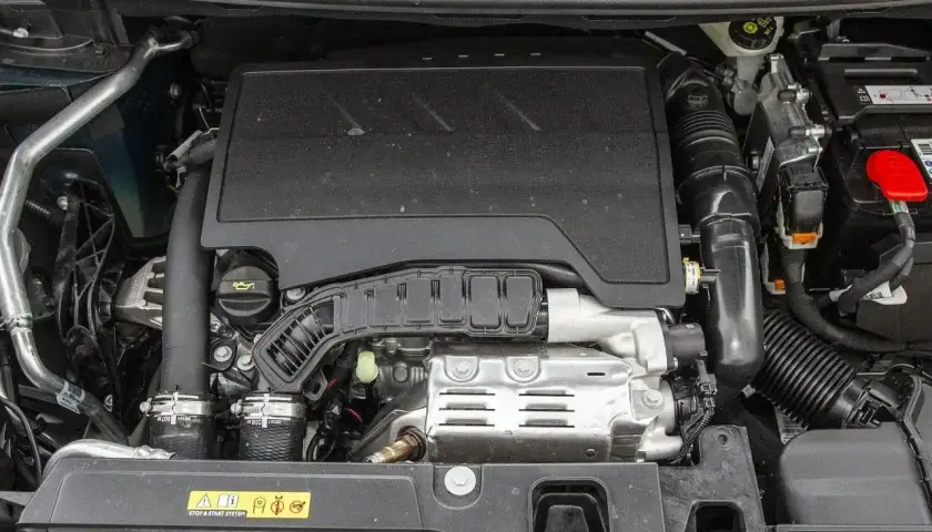 Silnik w Peugeot 3008 2010. Widoczny system Start-Stop.