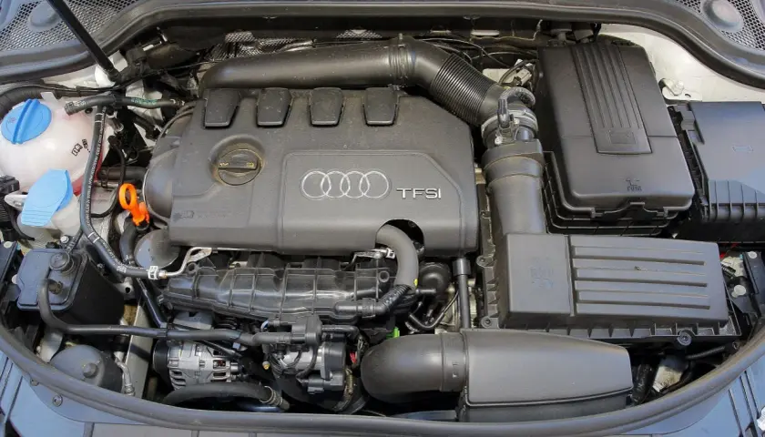 Silnik TFSI z Audi A3 2004. Widoczny jest blok silnika, układ dolotowy i zbiornik płynu chłodzącego.