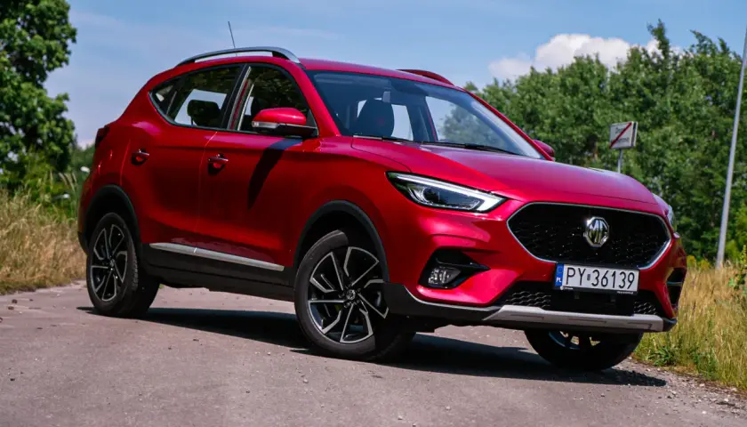 Czerwony MG ZS na drodze. Wiele osób szuka mg zs opinie przed zakupem.