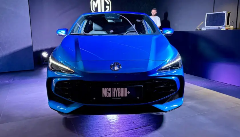 Niebieski MG3 Hybrid+ prezentuje się na scenie. Wiele osób szuka mg3 opinie, by poznać ten model.