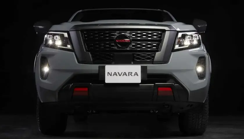 Nowy Nissan Navara pickup z nowoczesnymi światłami LED i charakterystycznym grillem. Gotowy na każdą przygodę.