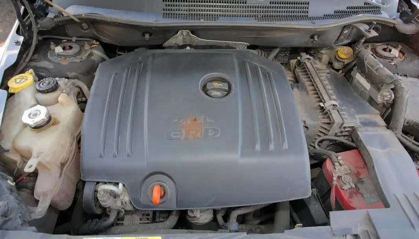 Silnik 2.0L CRD w Dodge Caliber. Opinie o tym silniku są różne, ale jego budowa jest widoczna.