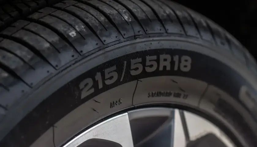 Opona 215/55R18, gotowa na 3pmsf, z bieżnikiem w dobrym stanie.