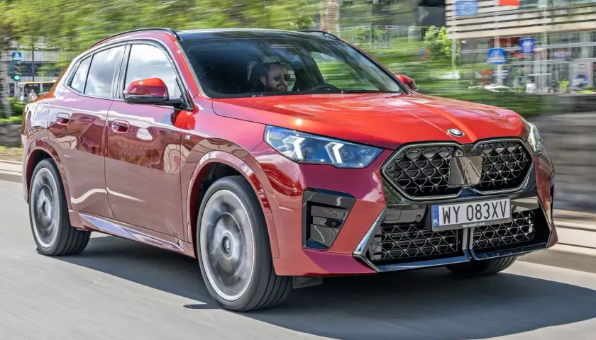 Czerwone BMW X2 w ruchu miejskim. Sprawdź aktualną bmw x2 cena i wybierz swój wymarzony model.