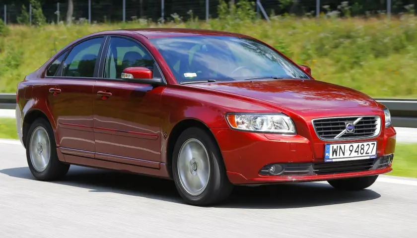 Czerwone Volvo S40 2.0 diesel w ruchu drogowym, z widocznym grillem i tablicą rejestracyjną WN 94827.