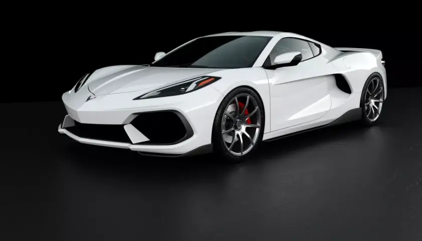 Biały Chevrolet Corvette c8, sportowy samochód o aerodynamicznej sylwetce, prezentuje się na czarnym tle.