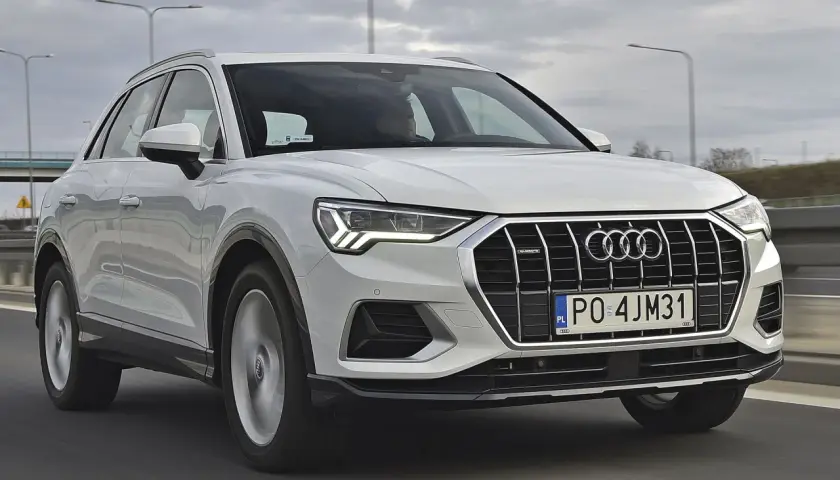 Białe Audi Q3 2025 na drodze, z charakterystycznym grillem i światłami LED.