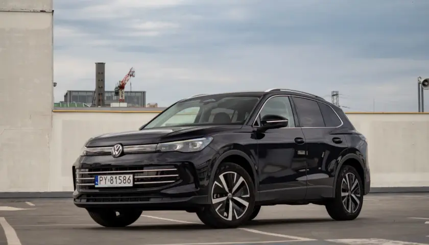 Czarny Volkswagen Tiguan na parkingu. Wiele osób szuka volkswagen tiguan opinie przed zakupem.