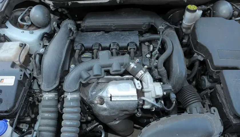 Silnik Citroen C5 X7, widok z góry. Widać turbosprężarkę, kolektor dolotowy i inne elementy.