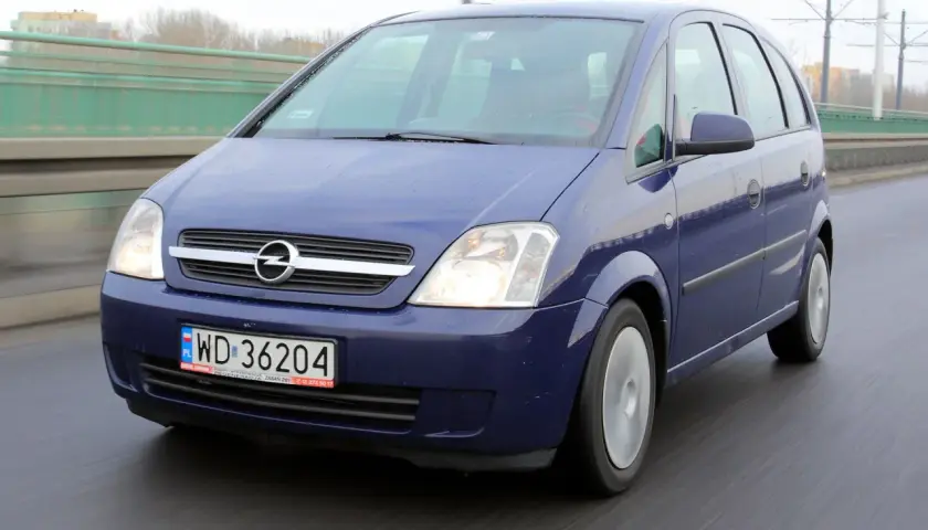 Niebieski Opel Meriva 1.7 CDTI jedzie po moście.