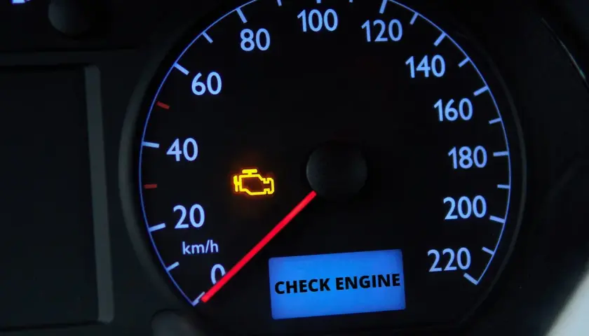Kontrolka "Check Engine" świeci się na desce rozdzielczej. Dowiedz się, jak skasować błąd check engine bez komputera.