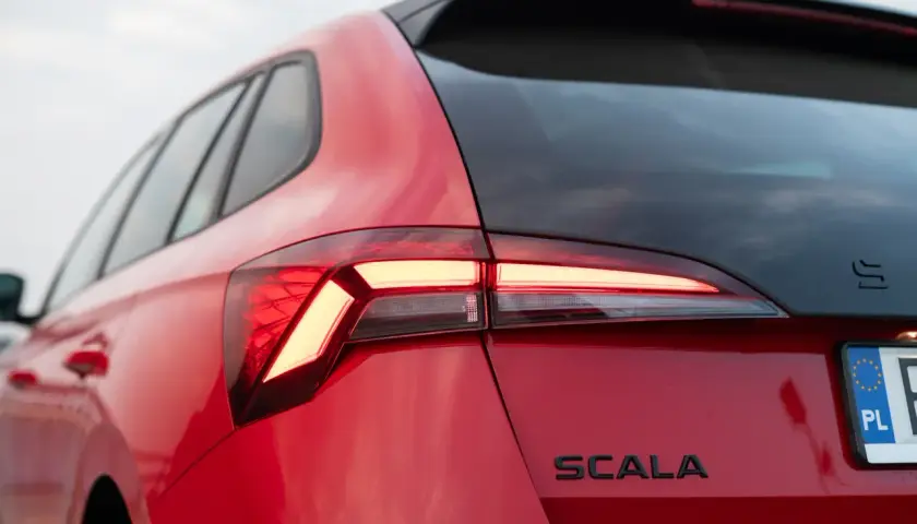 Czerwona Skoda Scala z nowoczesnymi światłami LED. Wiele pozytywnych skoda scala opinie potwierdza jej atrakcyjność.