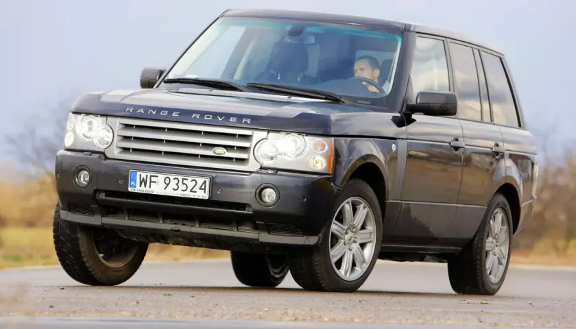 Ciemny Range Rover L322 z polskimi tablicami rejestracyjnymi WF 93524 jedzie po drodze.