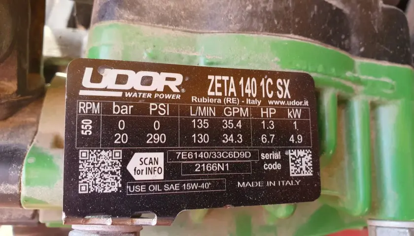Tabliczka znamionowa pompy UDOR ZETA 140 1C SX. Informuje, jaki olej do pompy opryskiwacza: SAE 15W-40.