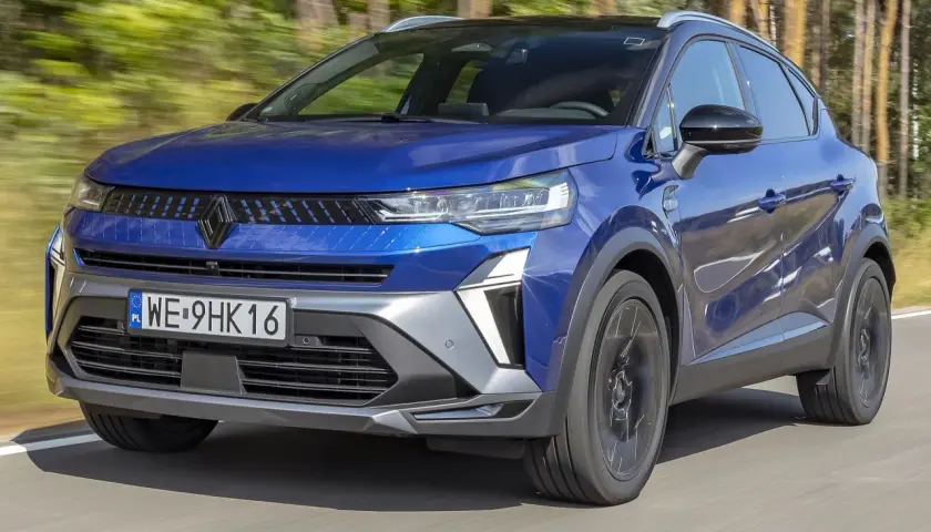 Nowy Renault Captur w niebieskim kolorze, idealny na rodzinne wycieczki. Sprawdź jego atrakcyjną cenę!