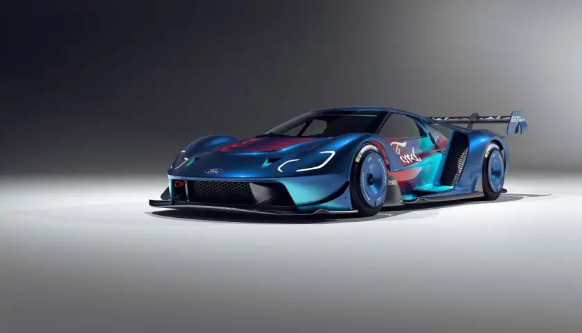 Niebiesko-czerwony Ford GT z aerodynamiką torową, gotowy do wyścigu.