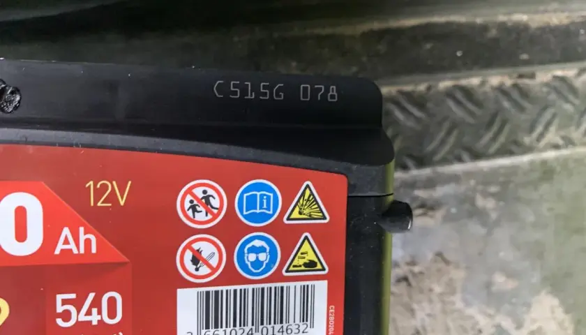 Na akumulatorze widoczny kod C515G 078, który może oznaczać datę produkcji akumulatora.