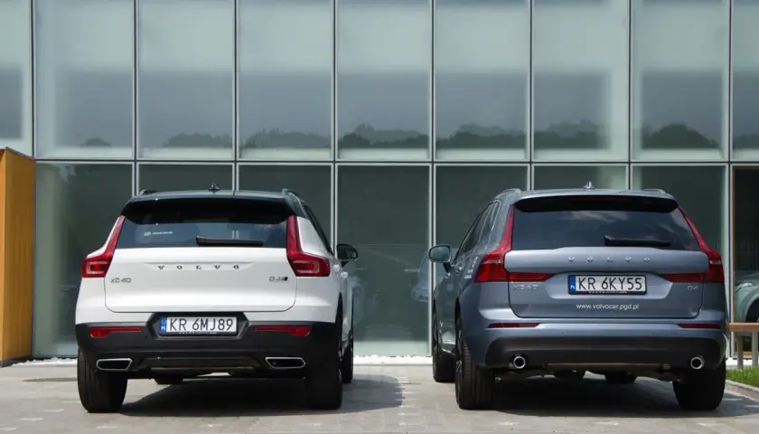 Dwa SUV-y Volvo: białe XC40 i szare XC60. Porównanie ich tyłu i rozmiarów.