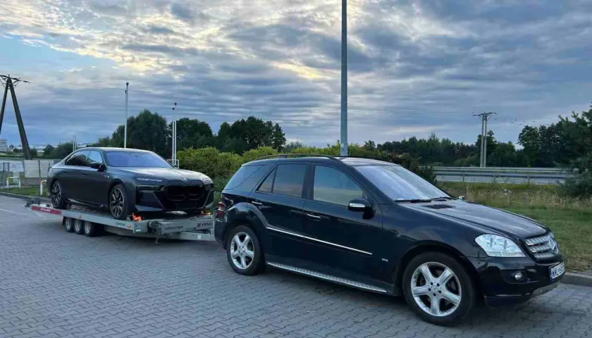 Czy można holować samochód bez tablic? Sprawdź, co grozi za to!