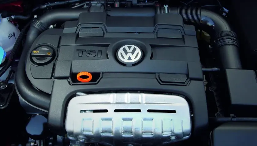 Silnik TSI Volkswagena, często omawiany w **1.4 TSI opinie**, z widocznym logo marki.