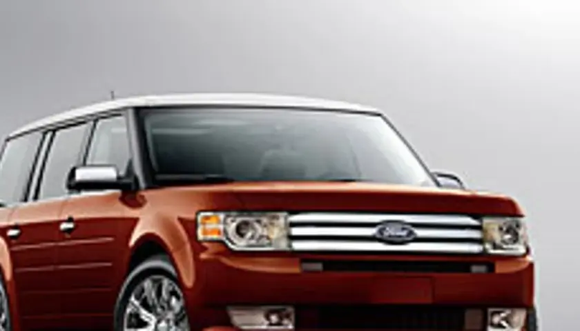 Pomarańczowy Ford Flex z białym dachem, gotowy na rodzinną podróż.