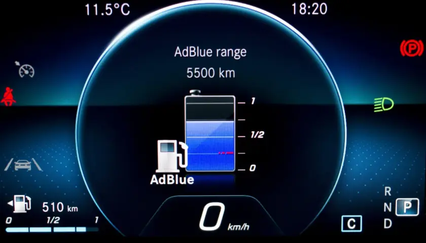 Na desce rozdzielczej widać wskaźnik AdBlue, informujący o zasięgu 5500 km. To podpowiedź, adblue co to jest i jak działa.