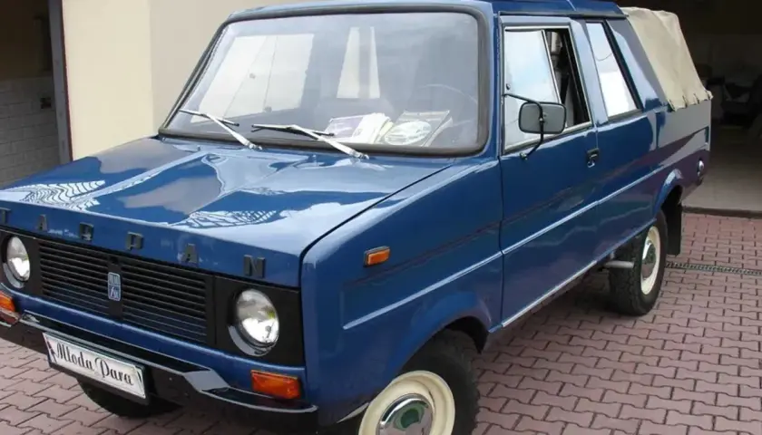 Niebieski Tarpan z płóciennym dachem, idealny do wystawienia na OLX. Zastanawiasz się, ile kosztuje wystawienie samochodu na OLX?