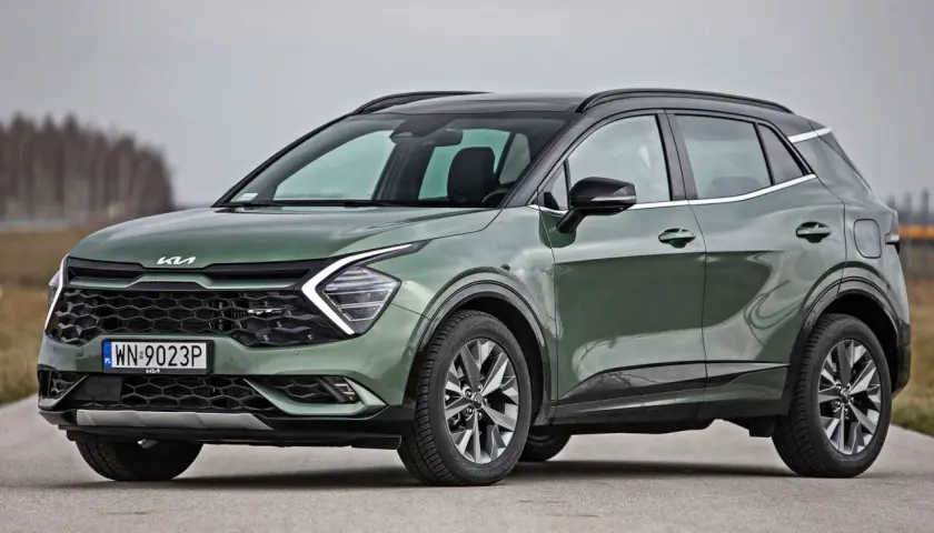 Nowy zielony Kia Sportage GT-Line, jeden z najnowszych kia modele, prezentuje się na drodze.