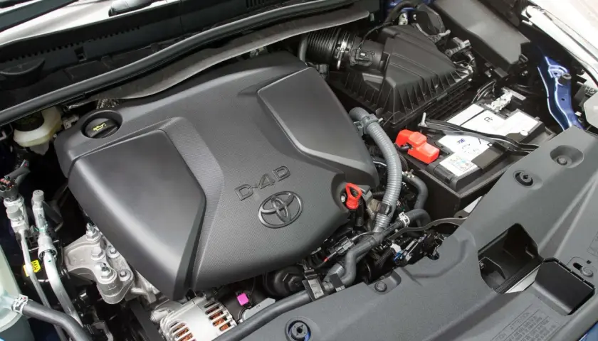Silnik D-4D w Toyocie Avensis T27, gotowy do pracy. Widać pokrywę silnika, akumulator i elementy układu dolotowego.