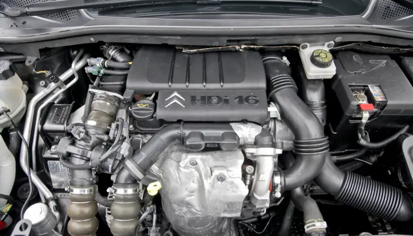 Silnik 1.6 HDI z widocznym logo Citroen. Widać turbosprężarkę, przewody i elementy układu dolotowego.