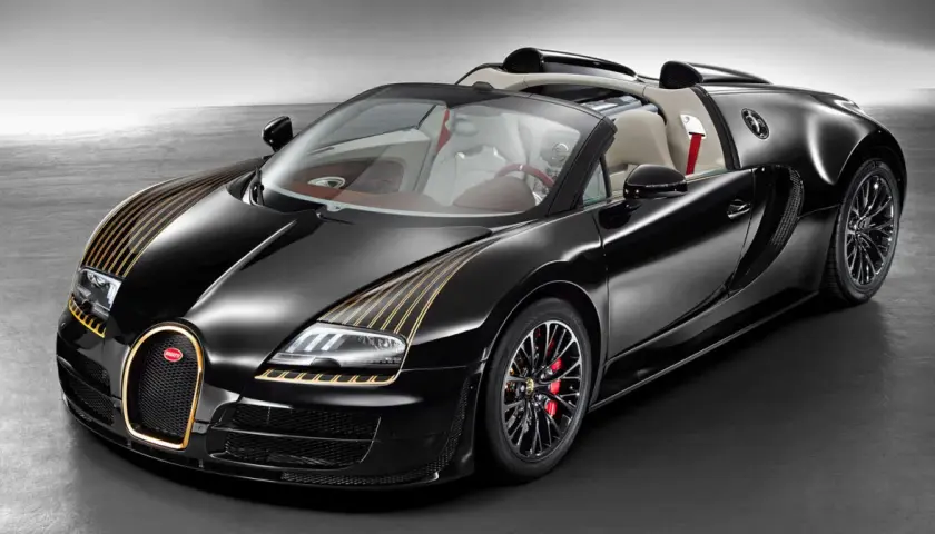 Czarny Bugatti z złotymi pasami, otwarty dach, skórzane wnętrze. Zastanawiasz się, ile kosztuje Bugatti?